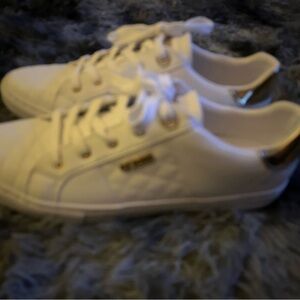 Stylish White Sneakers
domo090685@gmail.com